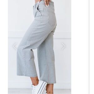 KanCan Gray & White Striped High Waist, Wide Leg Crop with stretch Size 11 (29”)